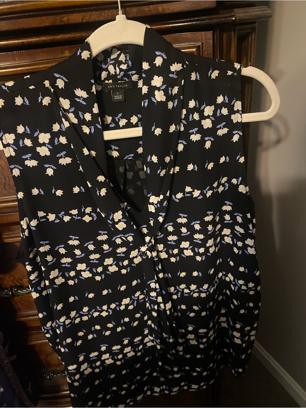 Ann Taylor Black Floral Sleeveless V-Neck Blouse necktie bow
